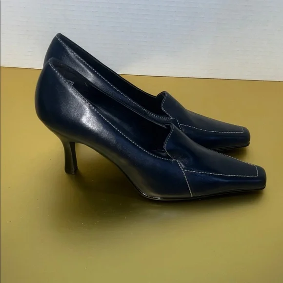 Classic Navy Women's Heels - Picture 1 of 6